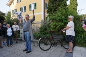 Mitwirkende des Ammerseer Bauerntheaters während der Ortsführung 2017