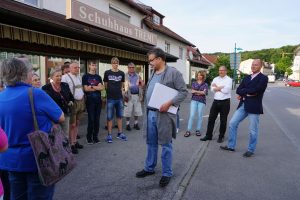 Darsteller des Ammerseer Bauerntheaters bei der Ortsführung 2017