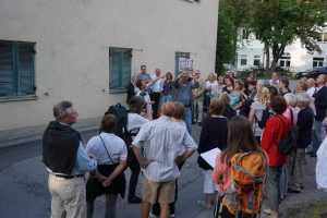 Schauspielerische Szene während der Herrschinger Ortsführung 2017