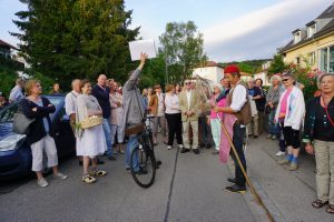 Geschichten aus der Herrschinger Ortsgeschichte bei der Ortsführung 2017