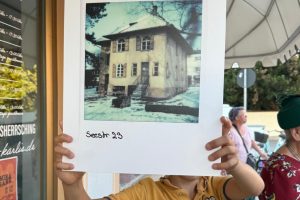 Ortsführung 2026 in Herrsching – Mitwirkende des Ammerseer Bauerntheaters in historischen Kostümen